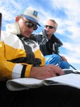 En viktig del av 24-timmars är navigationen. Här sköter Stefan Pettersson navigationen och Hasse Bauer seglingen. Foto: Christian Lizell.