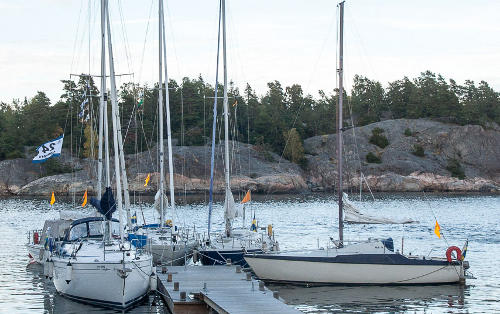 Några 24-timmarsbåtar vid Bistro Björkviks gästbrygga. Foto:Arne Wallers.