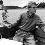 Svartvitt foto på ung Christer Forsgren i sittbrunnen på en träbåt.